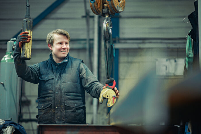 Metak werknemer maakt stalen buitentrap