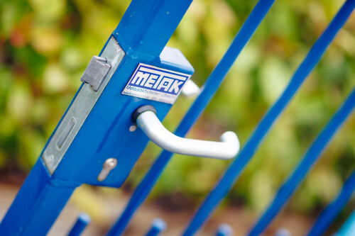 Stalen hekwerk met het logo van Metak