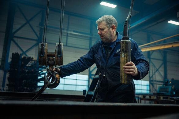Werknemer Metak aan het werk met Staalconstructie voor een schuur