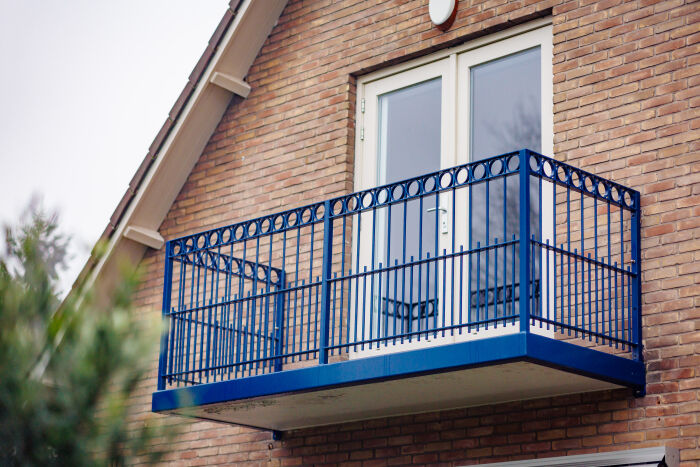 Blauw balkonhekwerk van staal