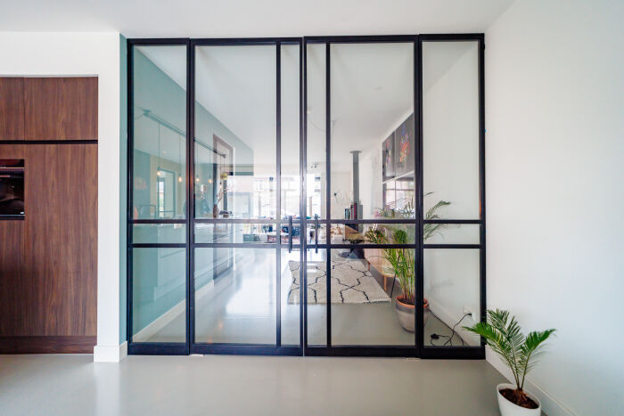 Dubbele taatsdeuren met stalen kozijnen