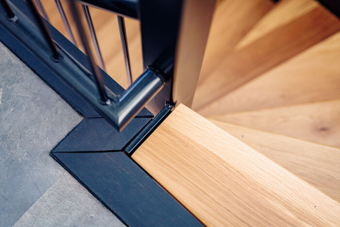 Stalen trap met bordes